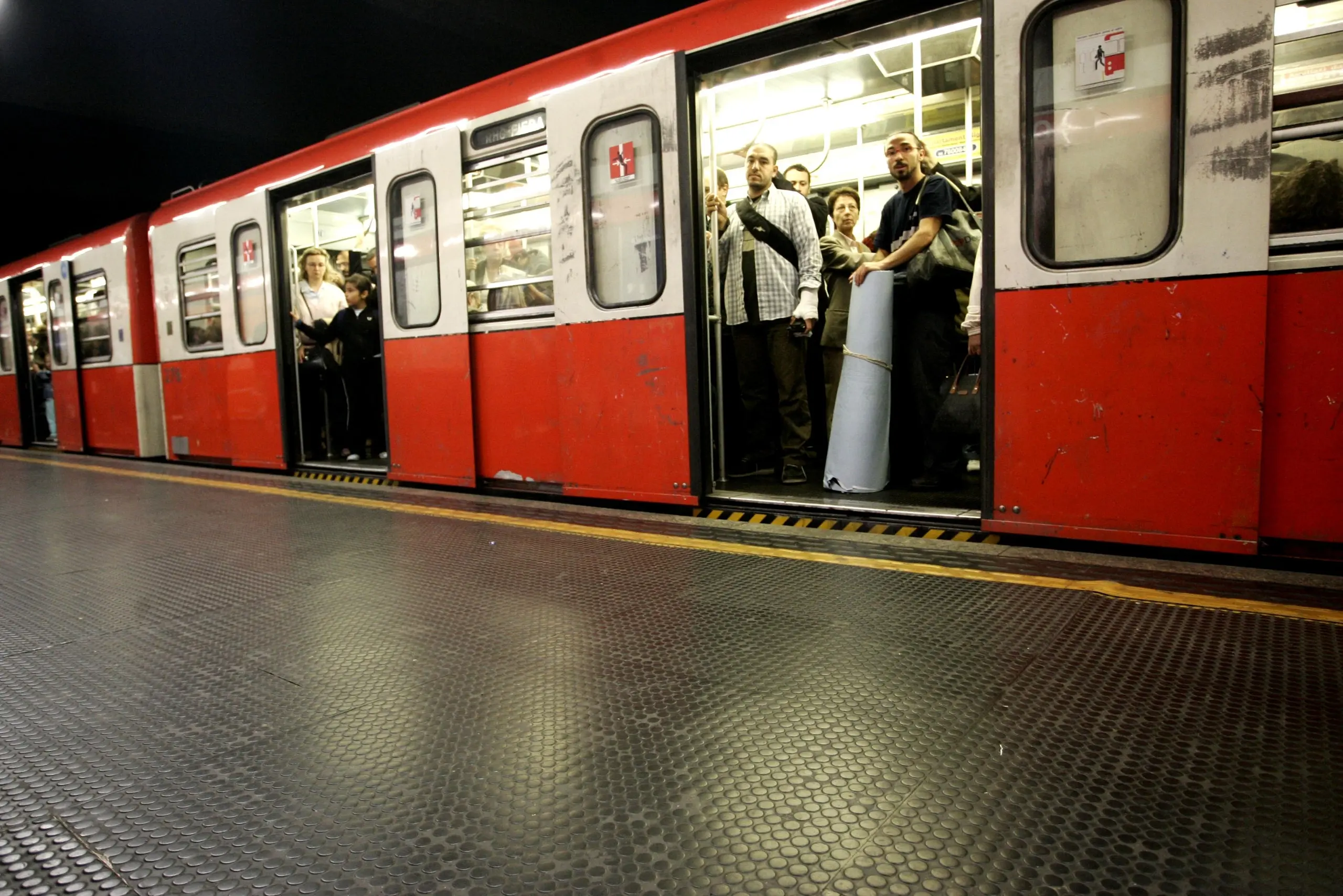 Perdono di vista i figli e scoppia il panico in metropolitana: erano scesi per errore