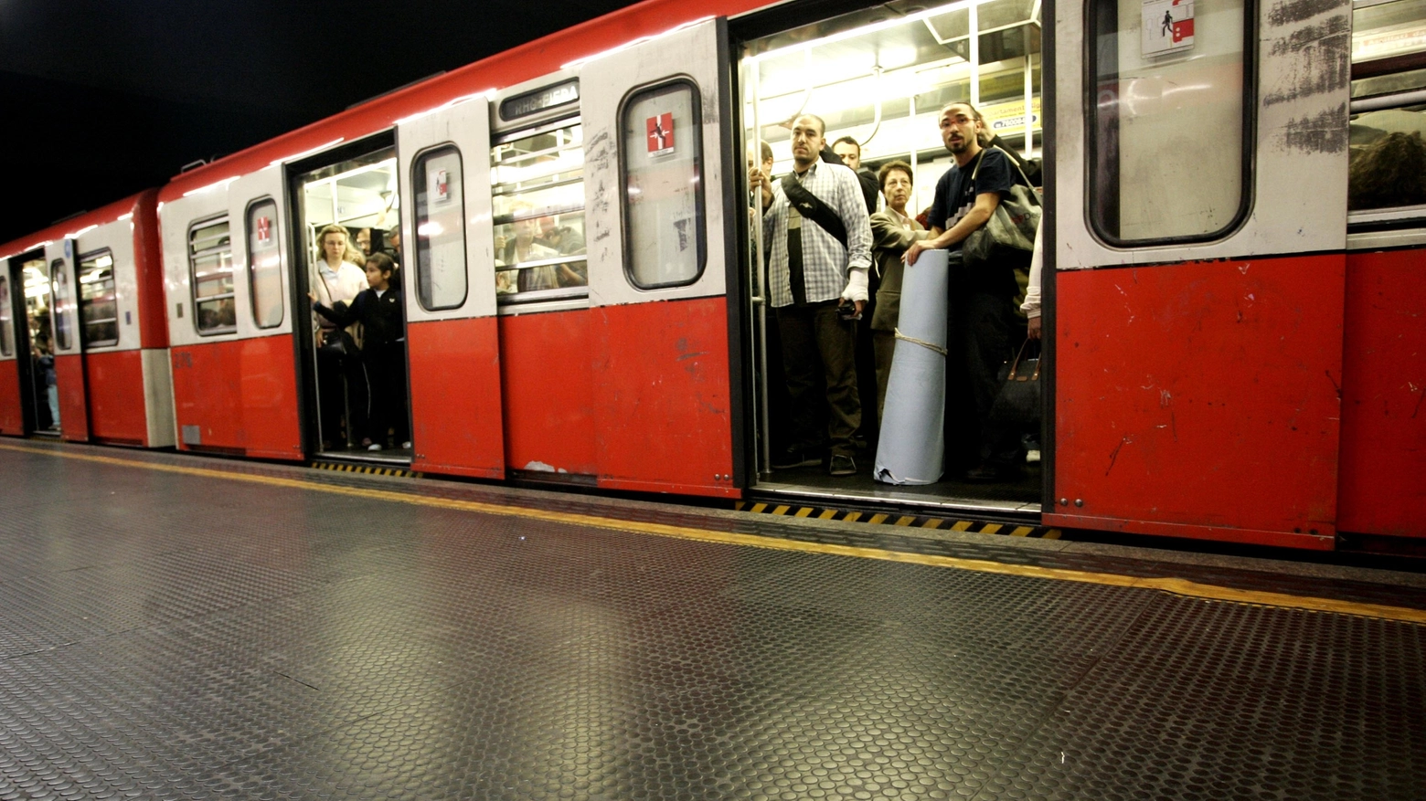 La linea rossa della metropolitana di Milano (Newpress)