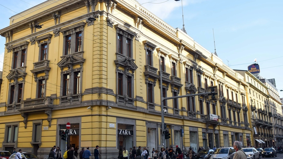 La facciata  dello storico palazzo che ospita al primo piano la sede del «Giorno» A destra, al lavoro  nei nuovi uffici Sotto, il cardinale Angelo Scola