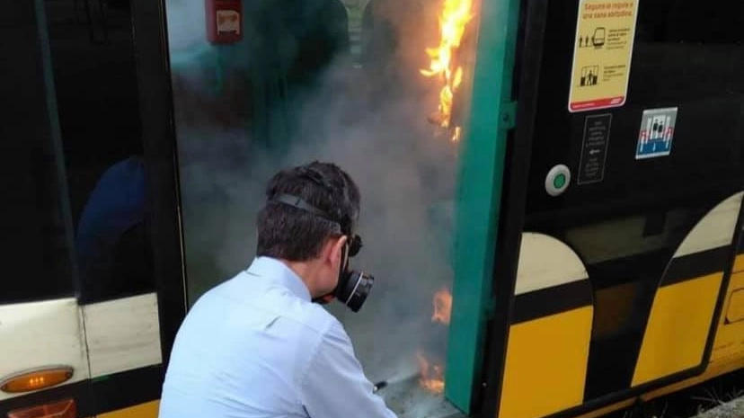 L'autista spegne il principio di incendio sul tram (foto Facebook)