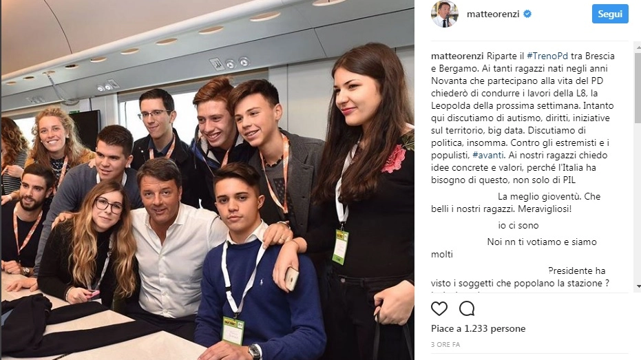 Matteo Renzi con i giovani (Instagram)