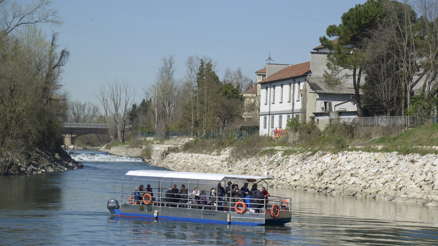 Il battello che accoglie i turisti e li porta alla scoperta del percorso lungo il fiume nel Lodigiano (Cavalleri)