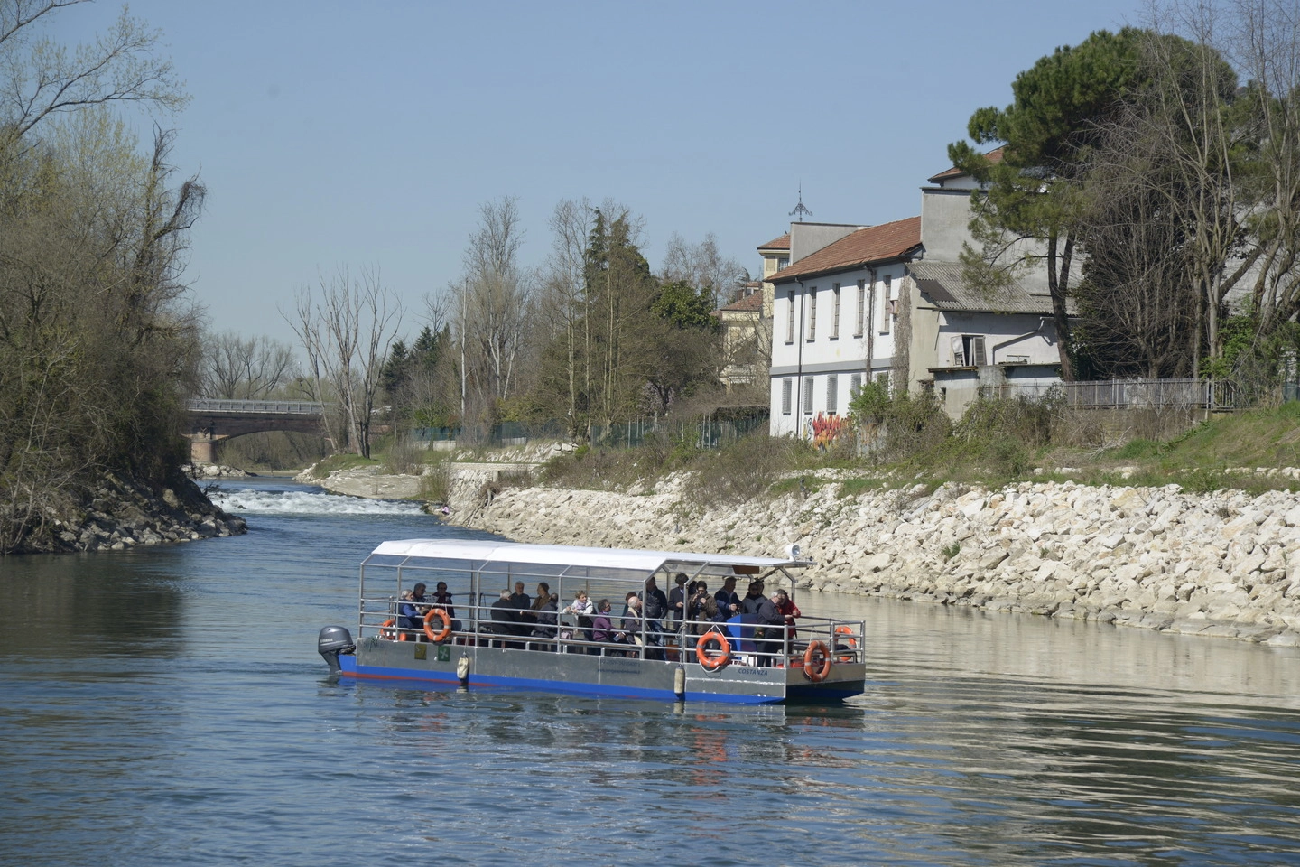 Il battello che accoglie i turisti e li porta alla scoperta del percorso lungo il fiume nel Lodigiano (Cavalleri)