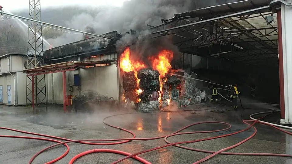 Vasto incendio alla Manifattura di Albino / FOTO
