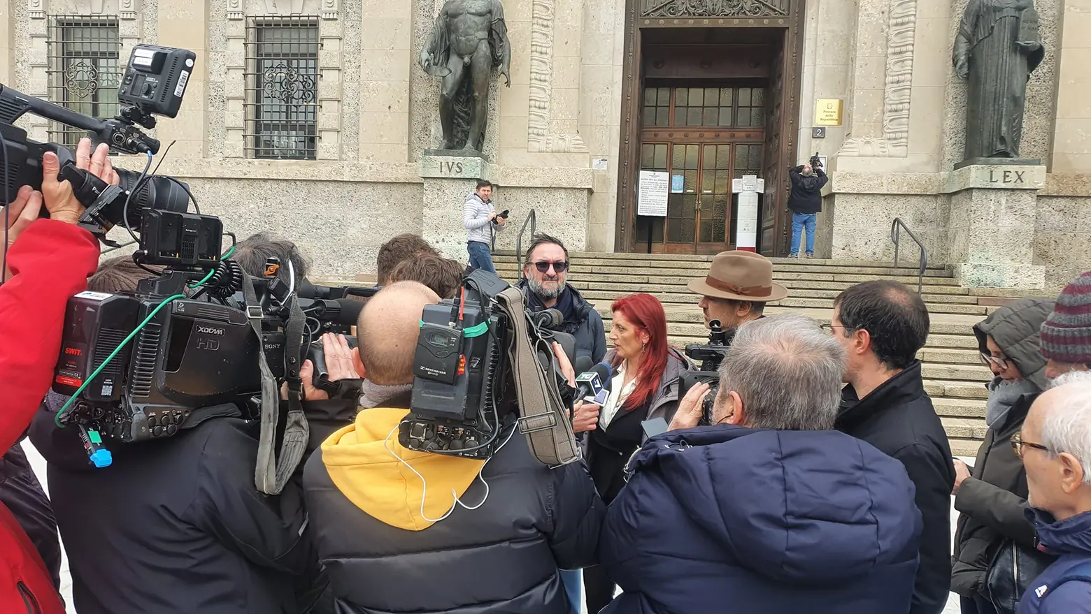 Consuelo Locati accerchiata dalle telecamere questa mattina al palazzo di giustizia di Bergamo
