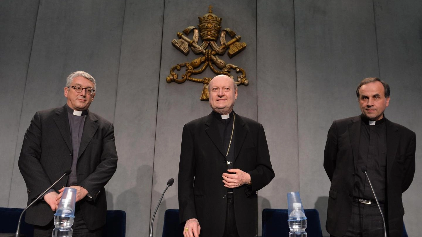 Il cardinal Ravasi, tra il sottosegretario Cei Pompili (destra) e Luca Bressan