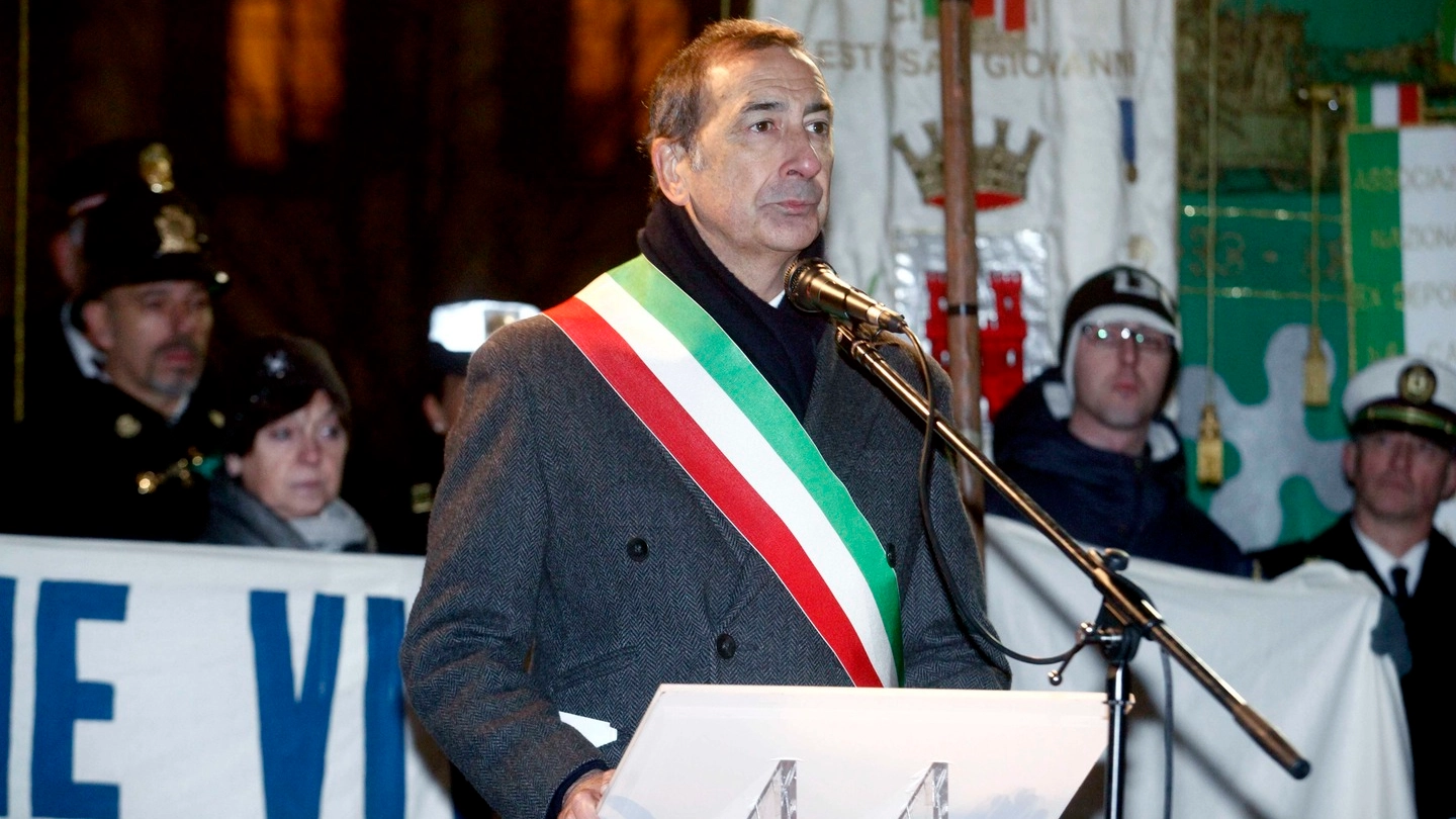 Il sindaco Giuseppe Sala in piazza Fontana