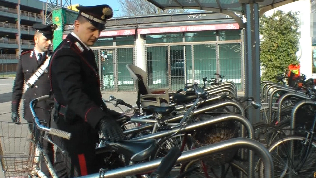 Carabinieri controllano alcune biciclette
