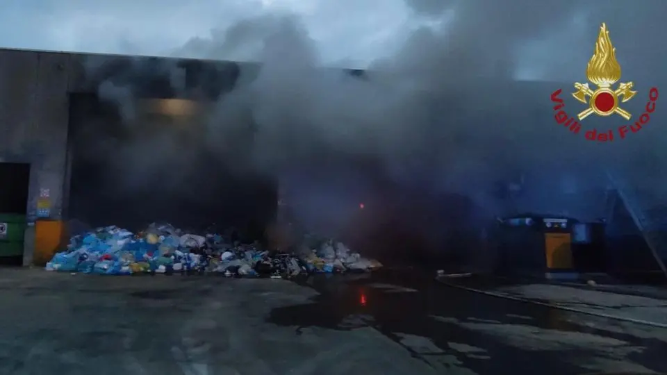 Gorle, incendio in una discarica: "Non ci sono pericoli per la cittadinanza"