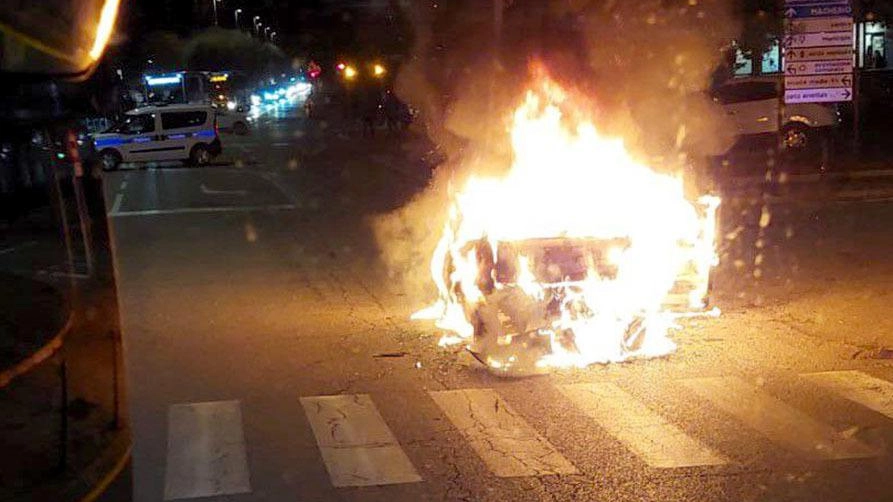 Macchina va a fuoco: code in via Cesana Macchina va a fuoco: code in via Cesana