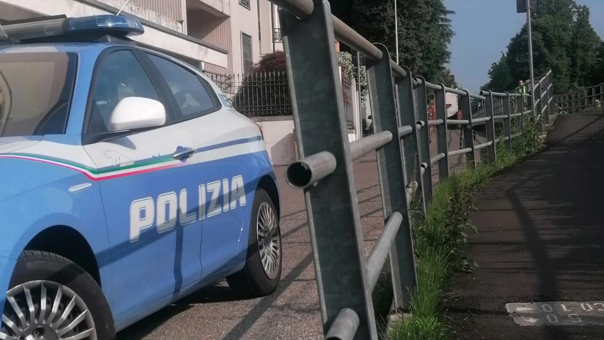 I tubolari dove lo spacciatore nascondeva la cocaina già confezionata I tubolari dove lo spacciatore nascondeva la cocaina già confezionata