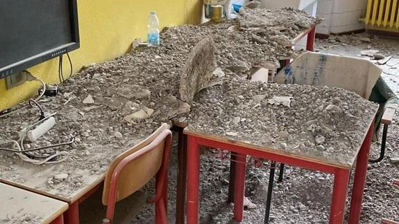 La foto diffusa dalla Lega dei calcinacci crollati nell'aula del liceo Agnesi