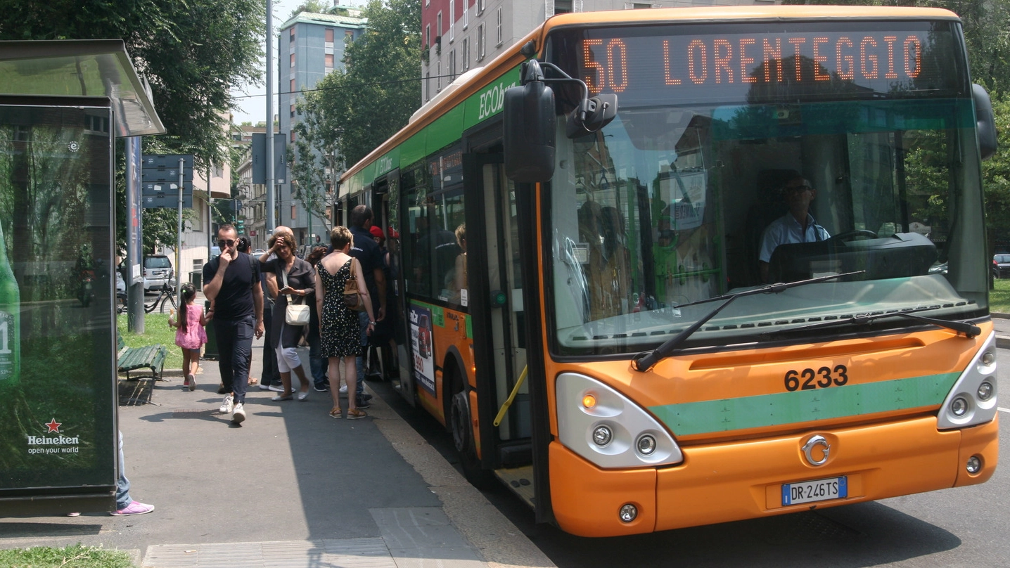 Autobus in piazza Vesuvio