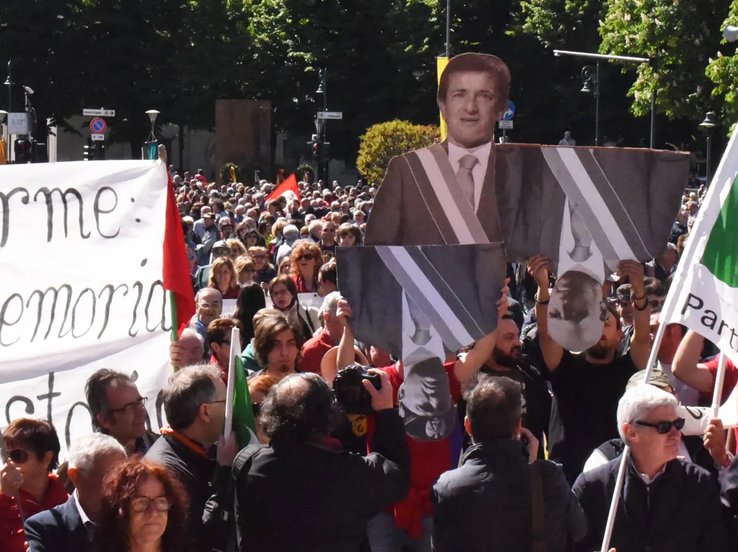 25 aprile, Gori contestato: chiesta la revoca della cittadinanza a Mussolini