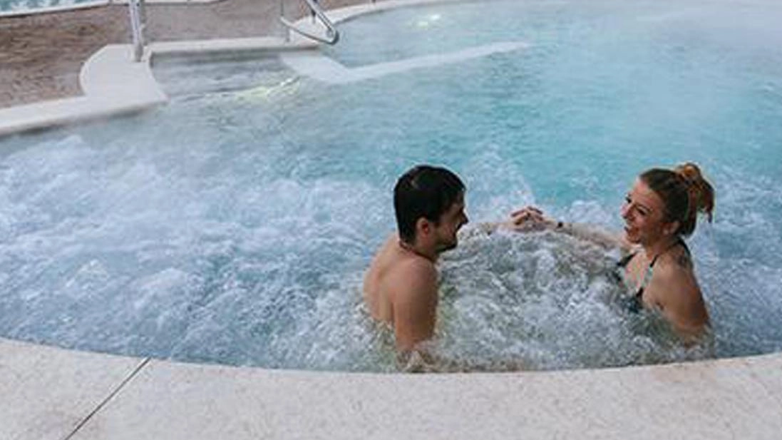 L’Università va nella Spa. Futuri piscologi del benessere a lezione nell’idromassaggio L’Università va nella Spa. Futuri piscologi del benessere a lezione nell’idromassaggio