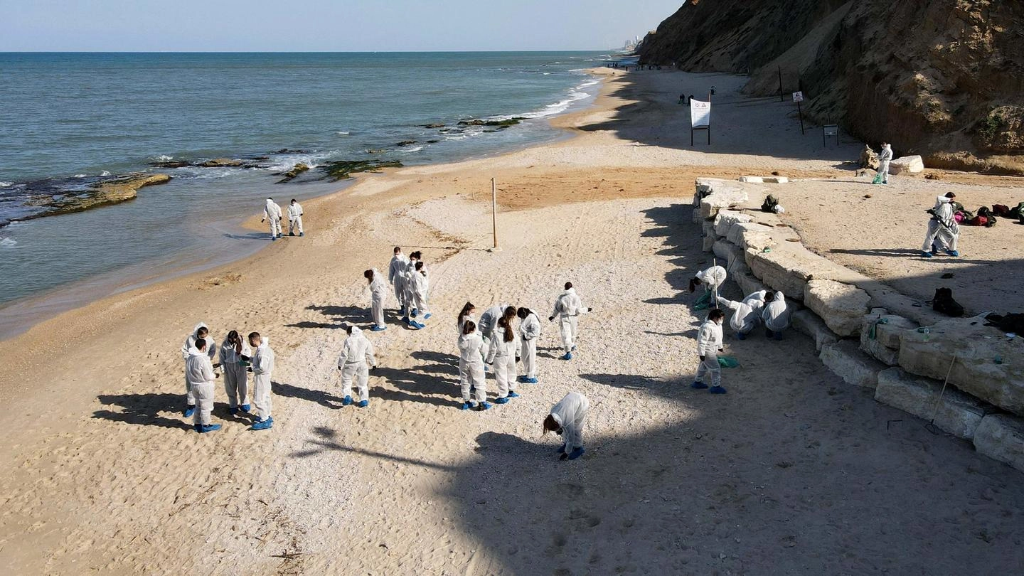 Gi ambientalisti e i militari israeliani sulla spiaggia inquinata di Sharon beach