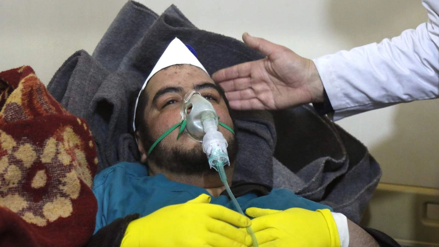 Attacco chimico in Siria, un uomo intossicato (Afp)