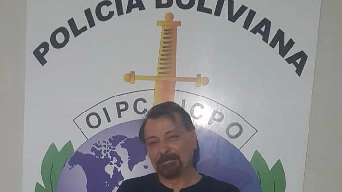 La foto di Cesare Battisti nel commissariato boliviano (Dire)