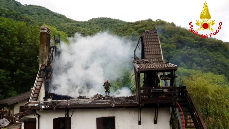 Fulmine colpisce e incendia casa a Erve