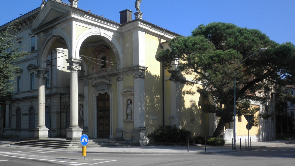 La bella chiesa seicentesca di San Giuseppe sul lungolago a Luino