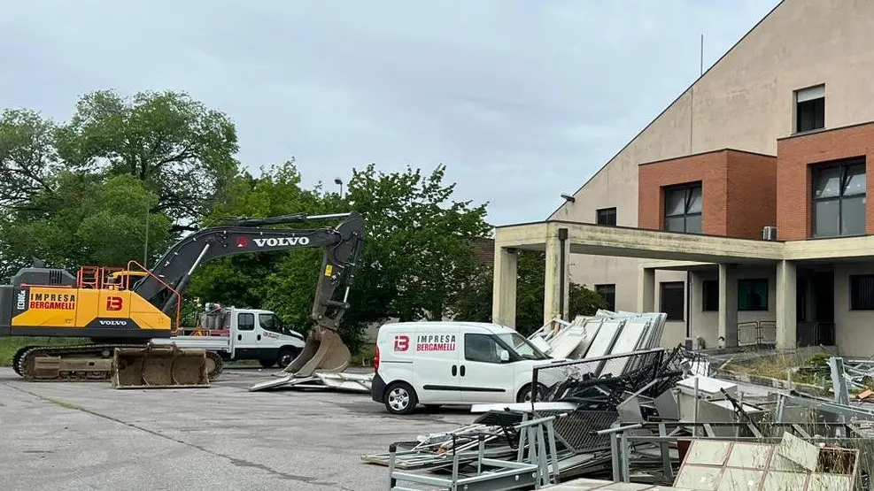 Ex caserma dei carabinieri Primo colpo di ruspa Ex caserma dei carabinieri Primo colpo di ruspa
