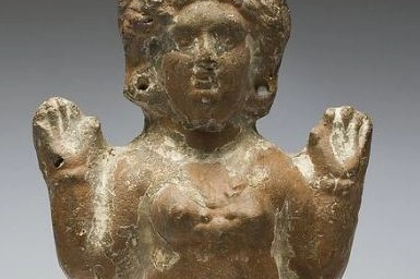 DI PIETRA Un leone accucciato scolpito e, sopra, una terracotta. La mostra narra come si viveva quotidianamente in Egitto