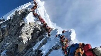 La coda di scalatori verso la vetta dell’Everest