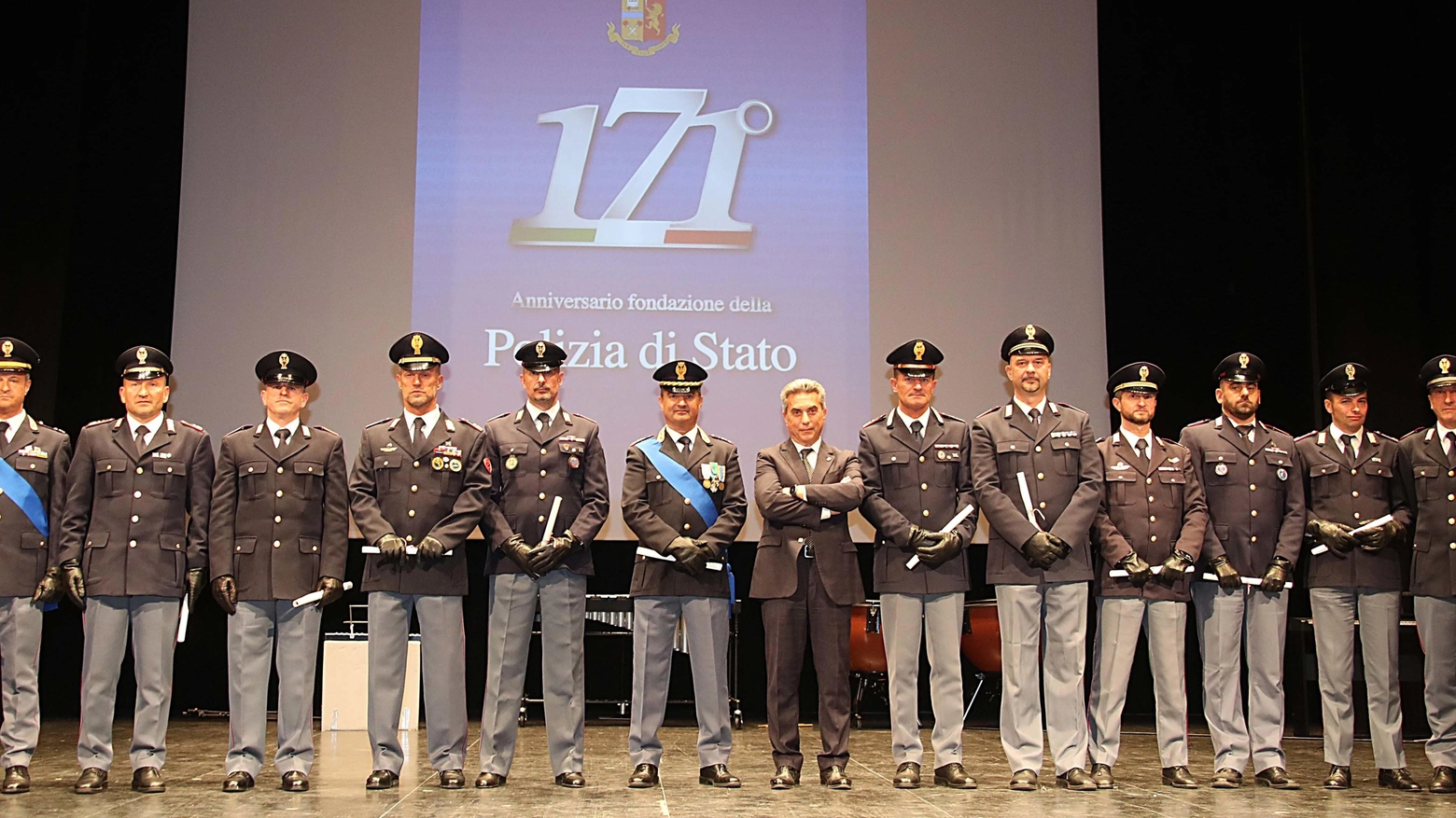 Sondrio, la giornata di encomi e lodi  Riconoscimenti a dodici uomini in divisa