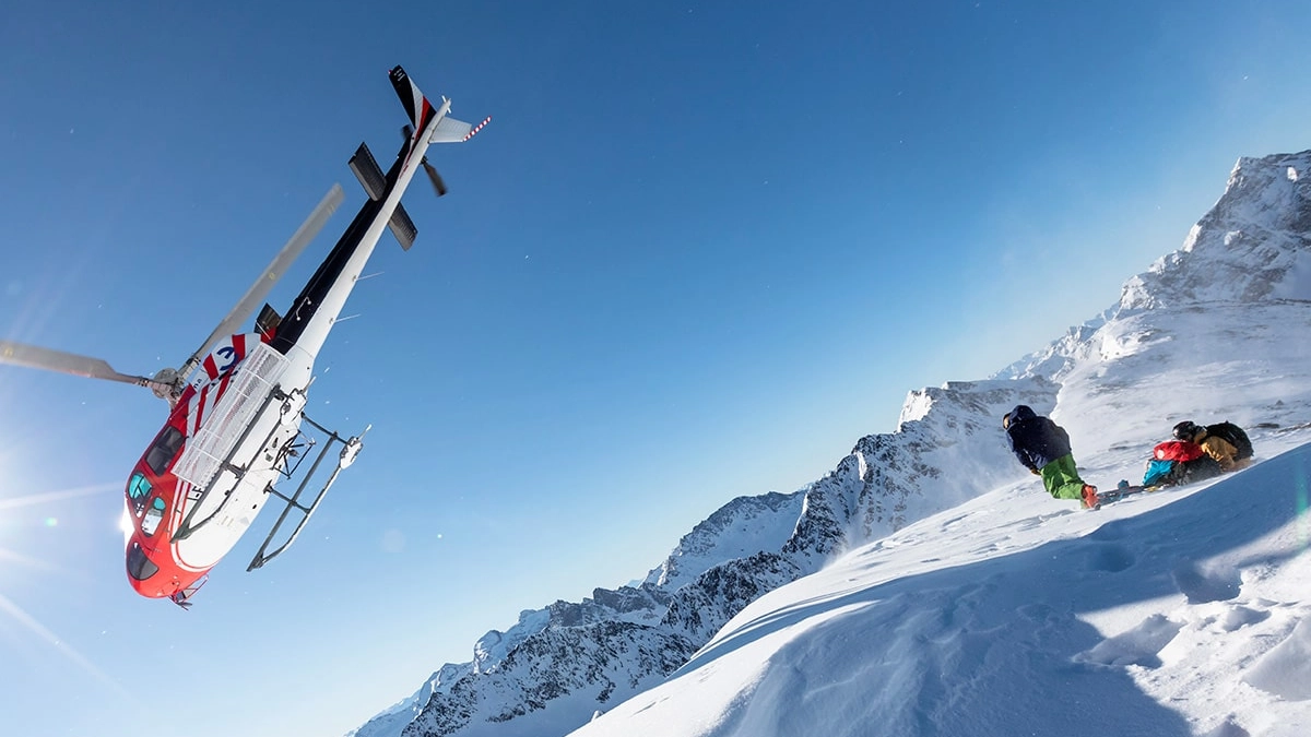 L'eliski è la pratica dello sci fuoripista e del freeride servendosi di un elicottero come mezzo di risalita L'eliski è la pratica dello sci fuoripista e del freeride servendosi di un elicottero come mezzo di risalita