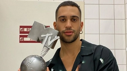 Mahmood con il premio Best Italian Act degli Mtv Emas 2019 (Instagram)