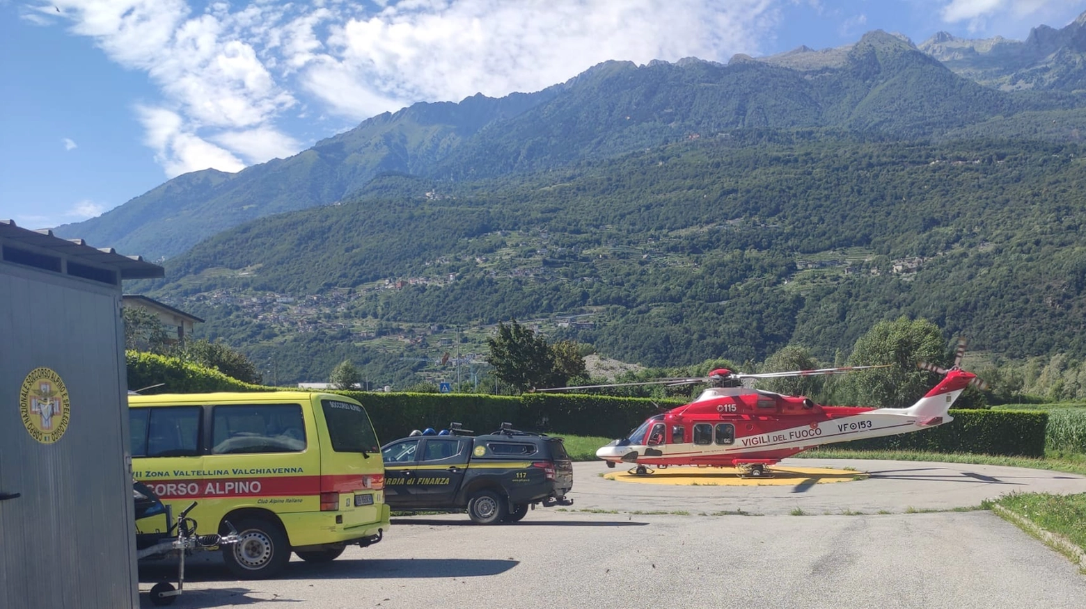 I due escursionisti sono riportati a valle in elicottero I due escursionisti sono riportati a valle in elicottero