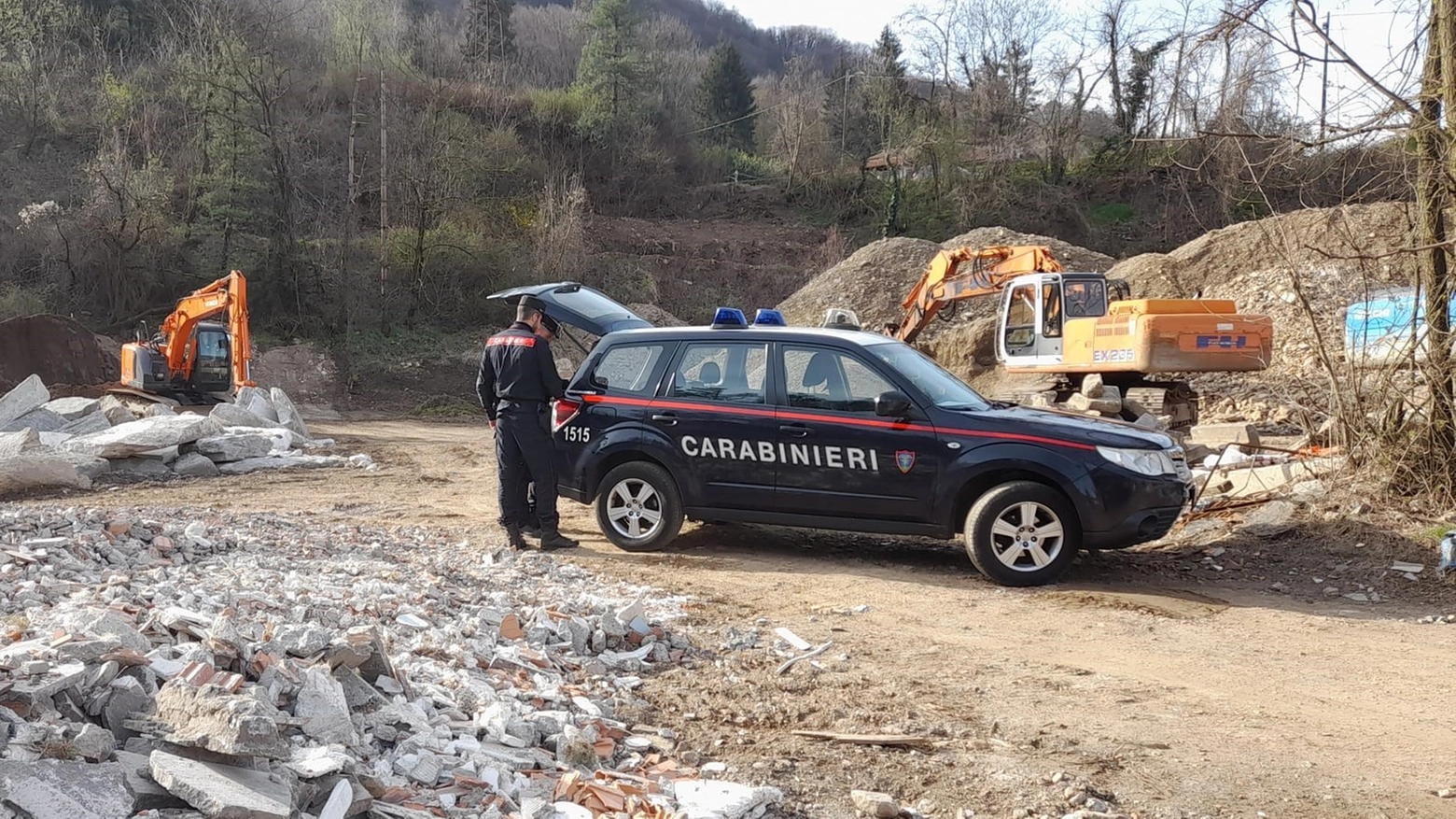 I carabinieri nella discarica abusiva I carabinieri nella discarica abusiva
