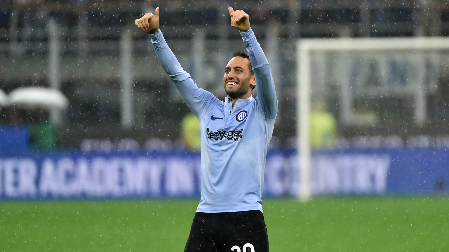 Hakan Calhanoglu dopo il derby vinto 5-1 dall'Inter Hakan Calhanoglu dopo il derby vinto 5-1 dall'Inter