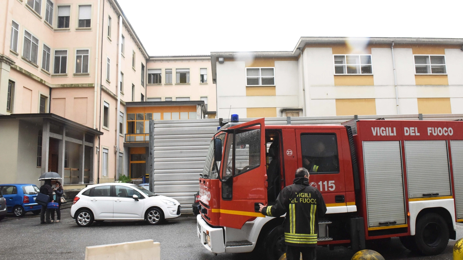 Vigili del fuoco in azione all'ospedale Circolo di Varese (Newpress)