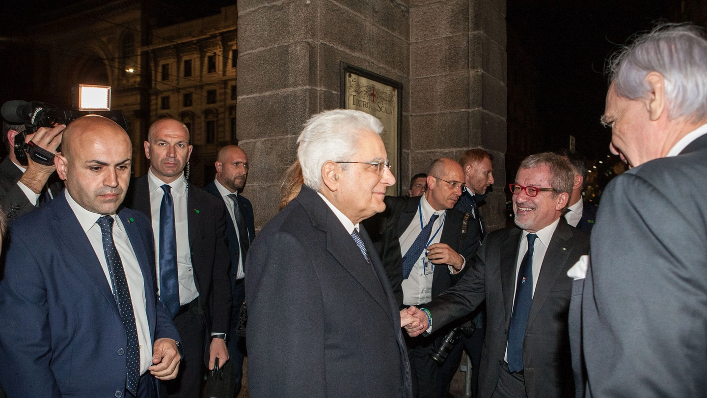 Il presidente Sergio Mattarella arriva alla Scala (Lapresse)