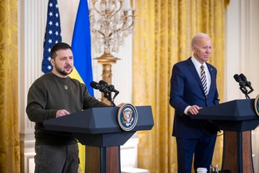 Zelensky alla Casa Bianca: "Voglio vincere guerra". Biden: "Putin perderà"