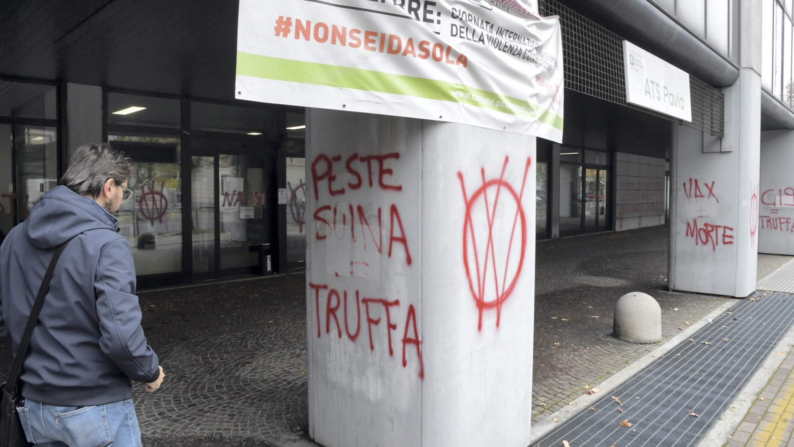 Le scritte scoperte sulla sede di Ats Pavia Le scritte scoperte sulla sede di Ats Pavia