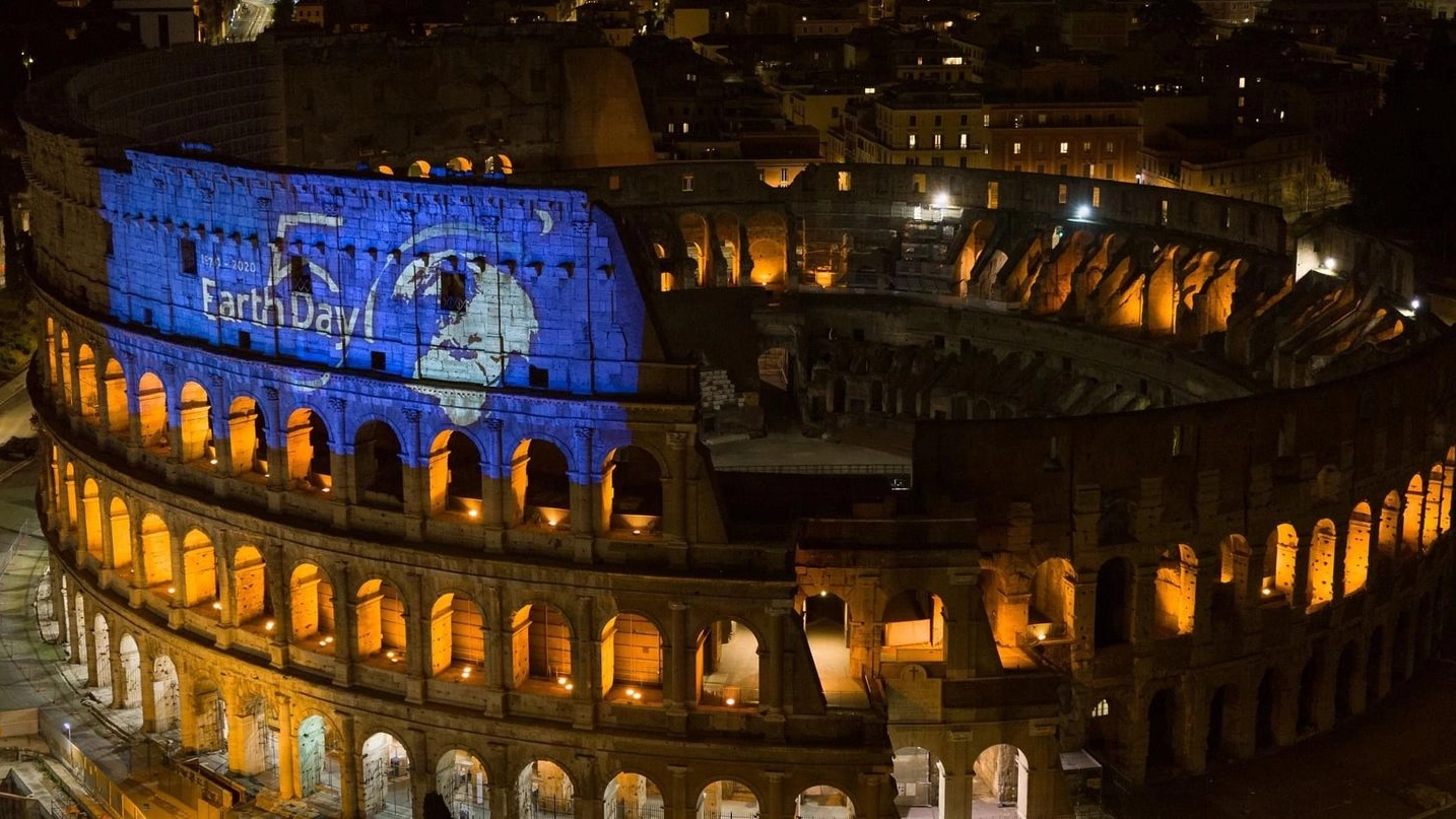 Il Colosseo illuminato per la Giornata Mondiale della Terra