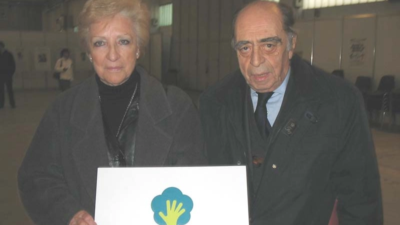 I genitori di Ilaria Alpi con il logo dell'associazione