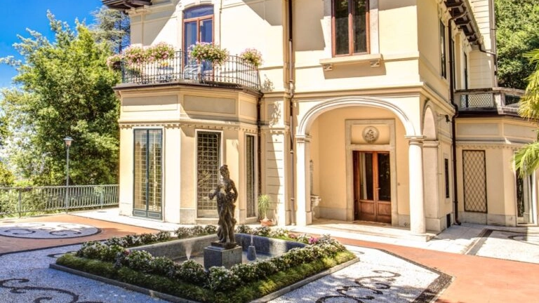 Villa Alceo con la statua attribuita ad Enrico Butti, ora distrutta