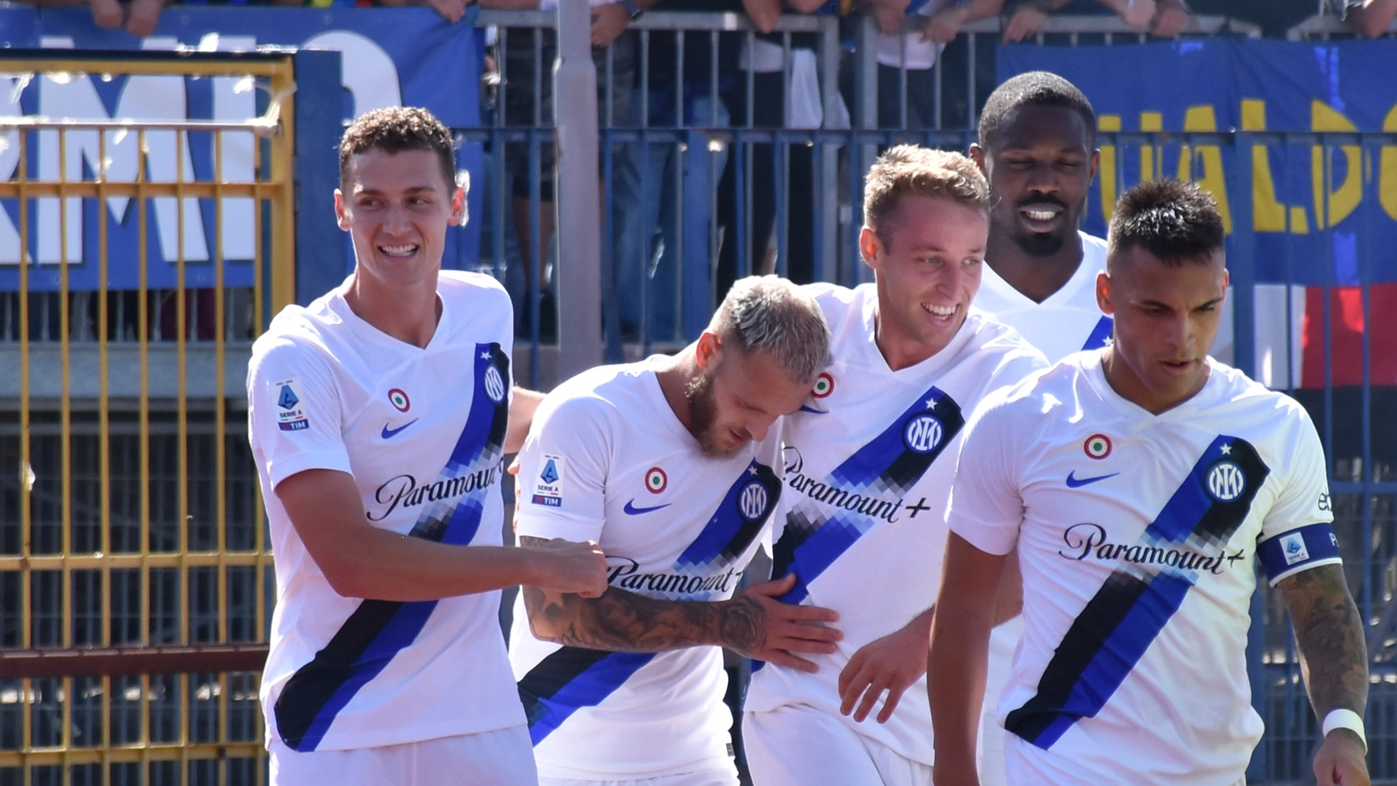 I giocatori dell'Inter festeggiano il gol di Dimarco