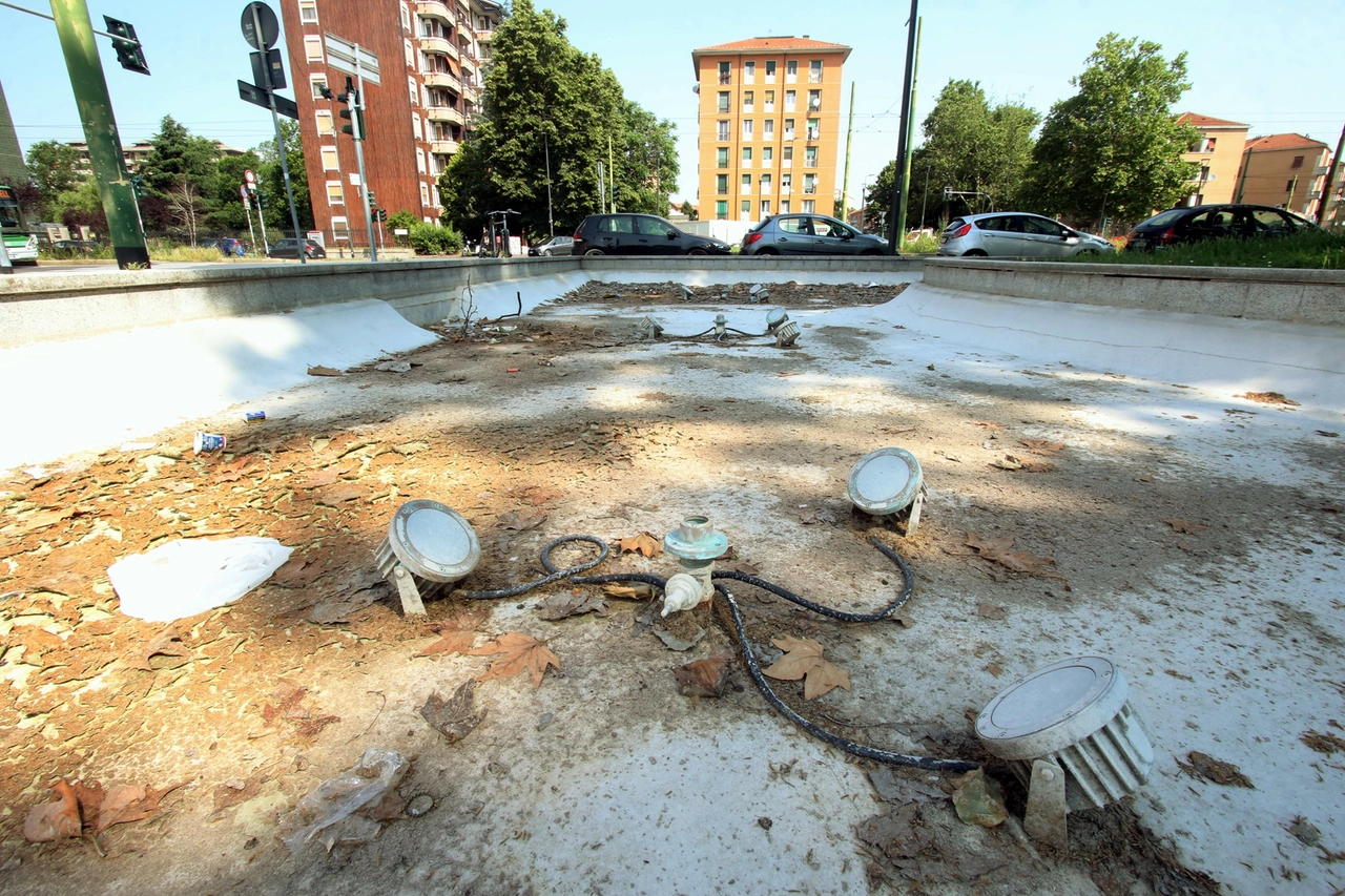 Quello che resta della fontana di piazza Tirana