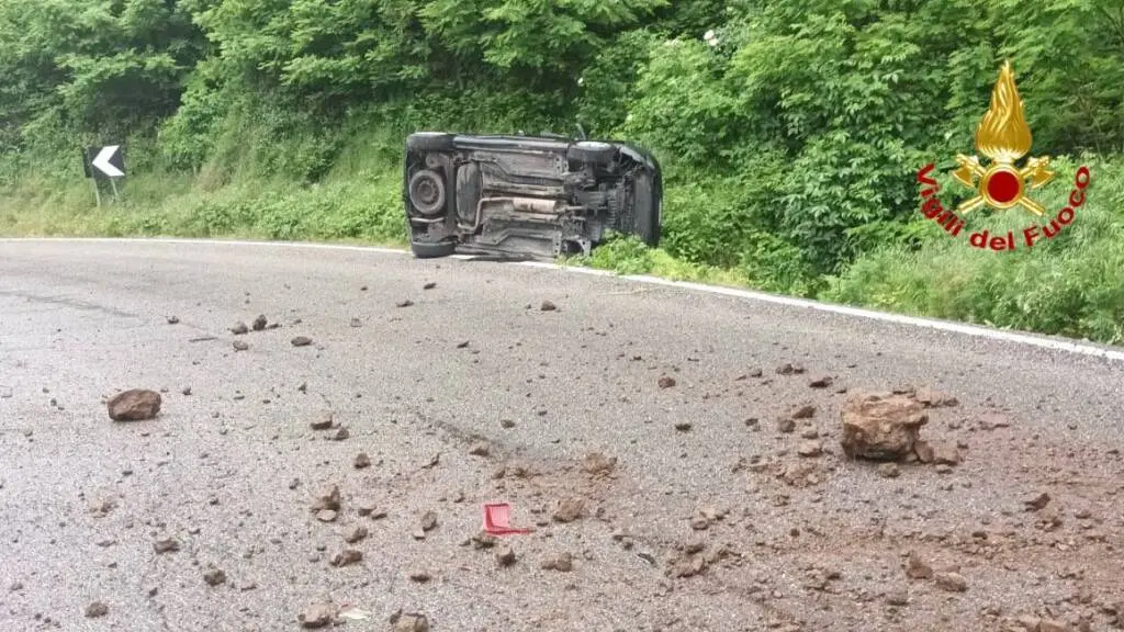 Frana sulla strada tra Grantola e Cunardo, nel Luinese Frana sulla strada tra Grantola e Cunardo, nel Luinese