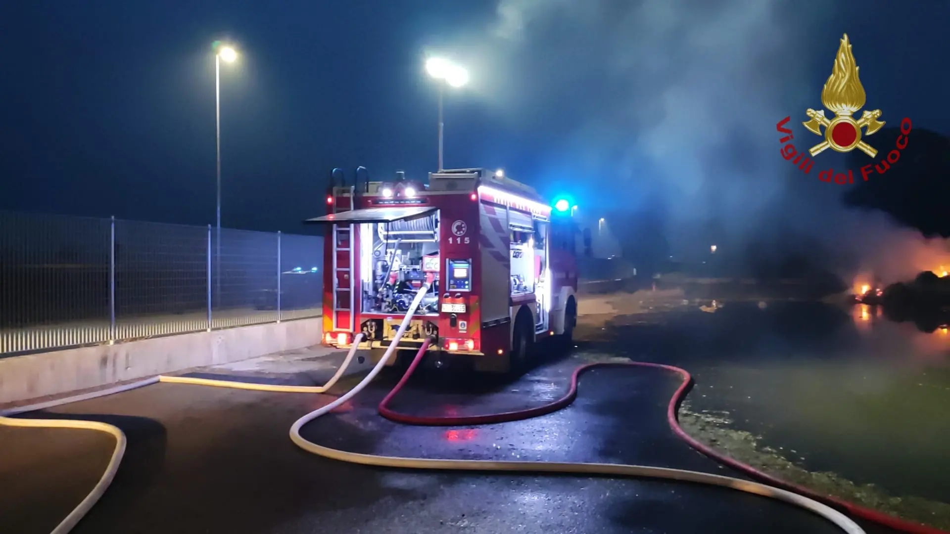 Vasto incendio a Corana: in fiamme capannone agricolo nel Pavese