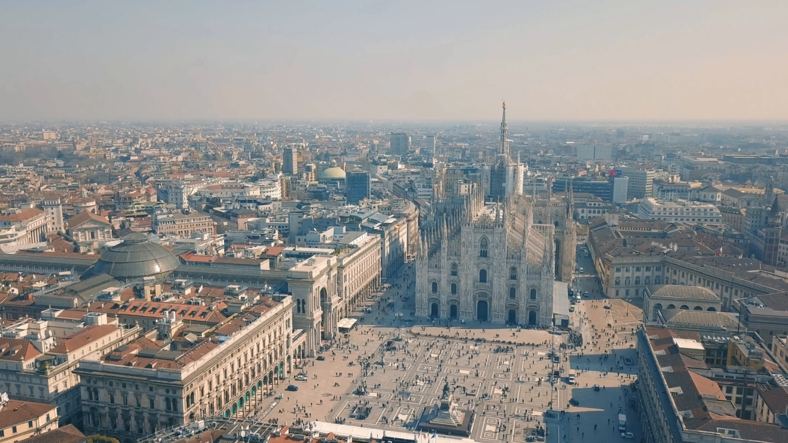 Lo skyline di Milano, da piazza del Duomo