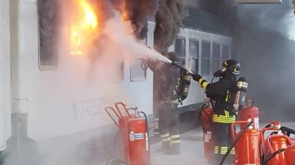 Vigili del fuoco spengono incendio in un treno