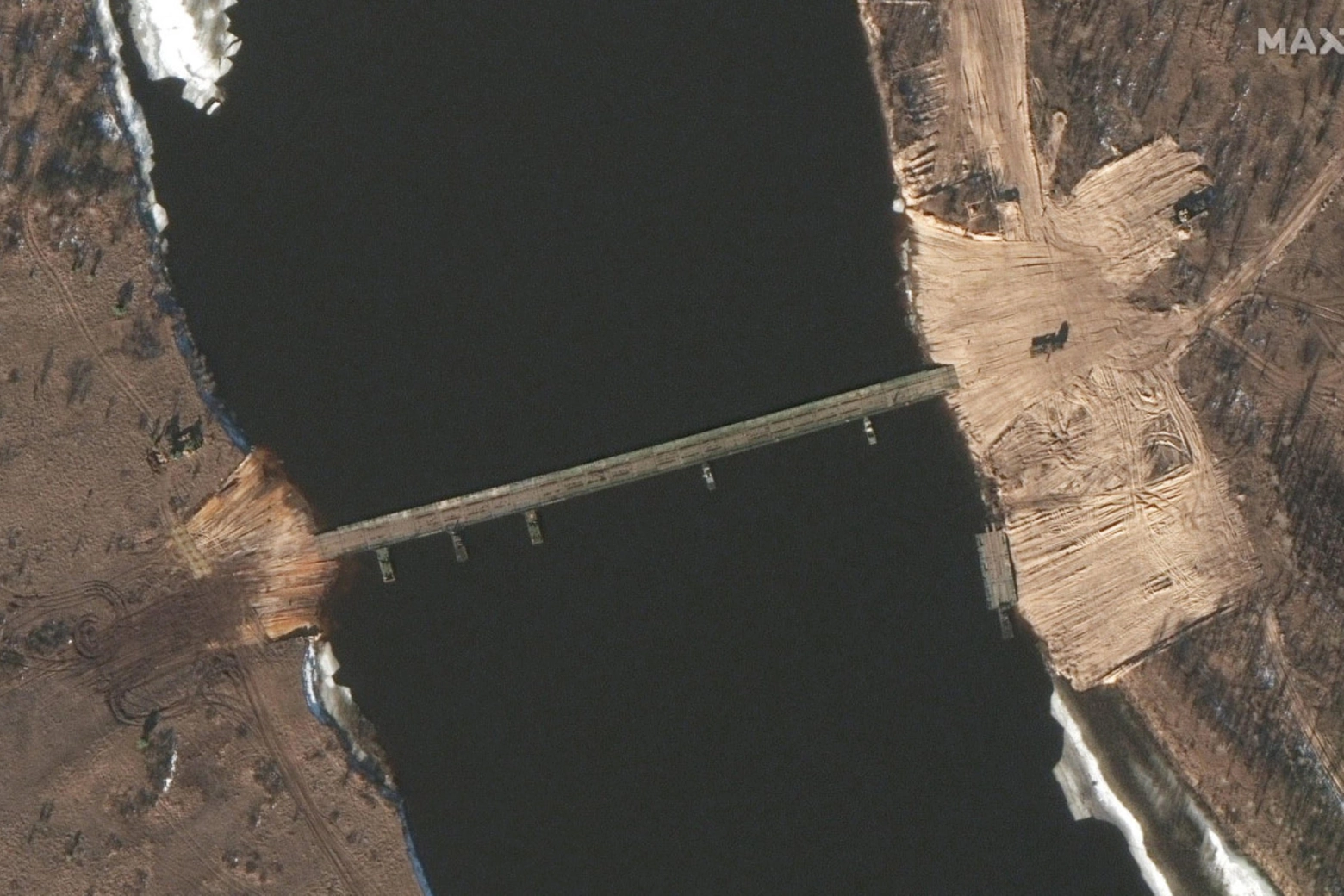 Il ponte costruito dai russi sul fiume Pripyat visto dal satellite