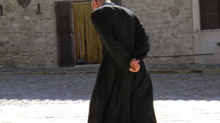 Un prete (foto d'archivio)