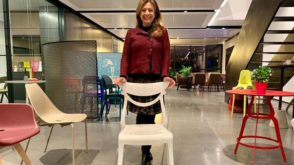 Francesca Mazzoleni, titolare di Alma Design, mostra la sedia utilizzata nella Casa