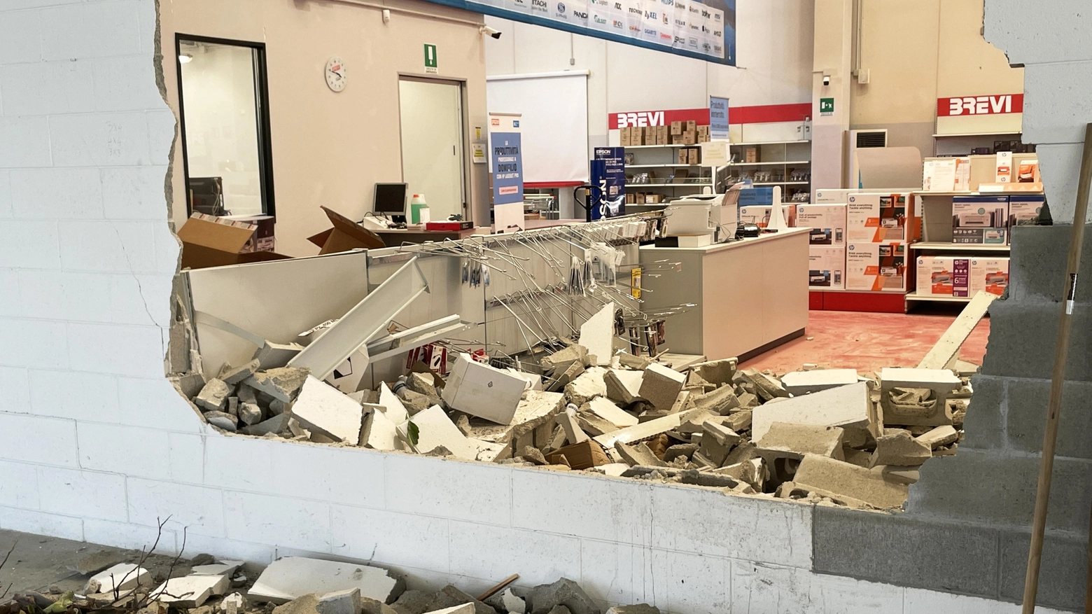 Il muro sfondato dai ladri alla Brevi Il muro sfondato dai ladri alla Brevi